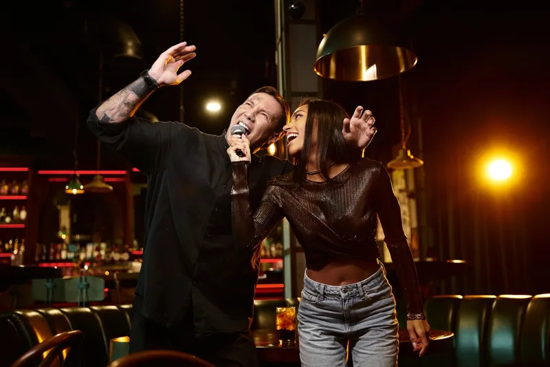 Zwei Personen singen gemeinsam Karaoke in einer Bar